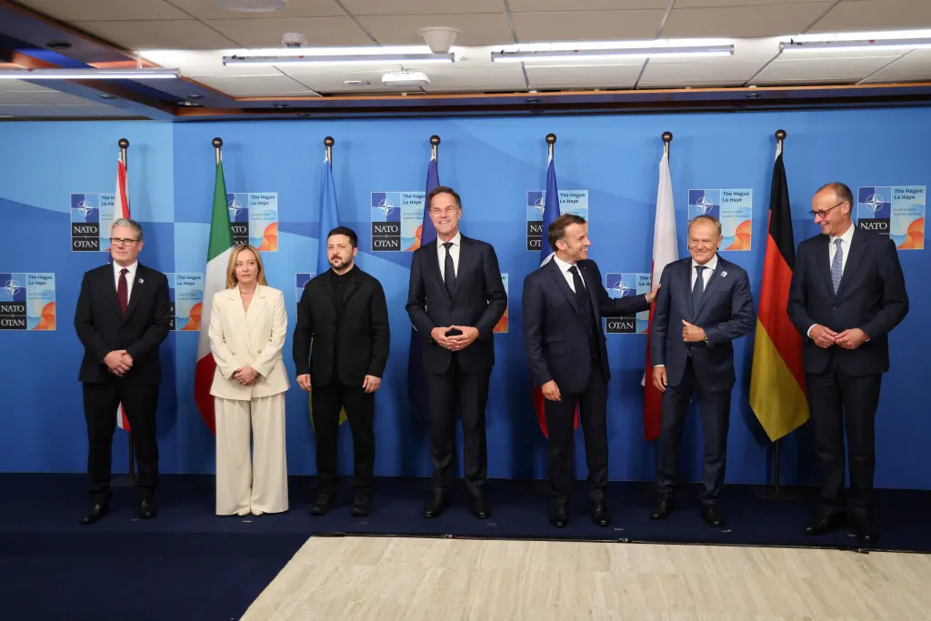 A 240 millió dolláros öltöny: Zelenszkij kriptobotrányának háttere

Egy különös és meglepő fordulatot vett a közelmúltban Volodimir Zelenszkij elnök öltönyének ügye, amely nem csupán a divat világát, hanem a kriptovaluta szektorát is megrengette. Az említ