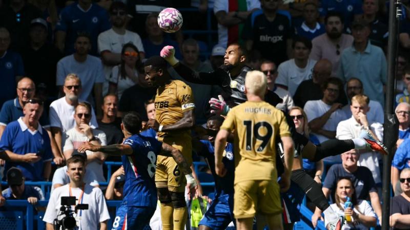 A Chelsea kapusa ököllel sújtott le ellenfelére, de a bíró mintha süket lett volna, nem reagált a történtekre.