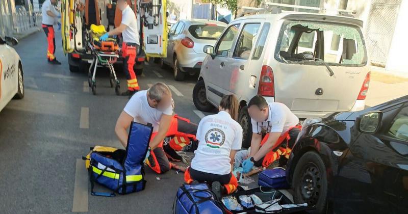 Budapesten egy rollerrel közlekedő fiatal balesetet szenvedett, amikor egy autóval ütközött. A helyszínre siető mentők gyors és szakszerű segítségével sikerült megmenteni az életét.