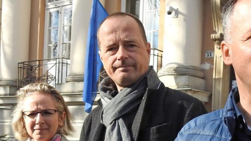 Botrány robbant ki a közösségi médiában: a Duna Párt elnöke súlyos vádakkal illette a Tisza Párt politikai képviselőjét, akit embercsempészettel gyanúsít. Az ügy felkeltette a közvélemény figyelmét, és heves vitákat indított el a politikai színtéren.