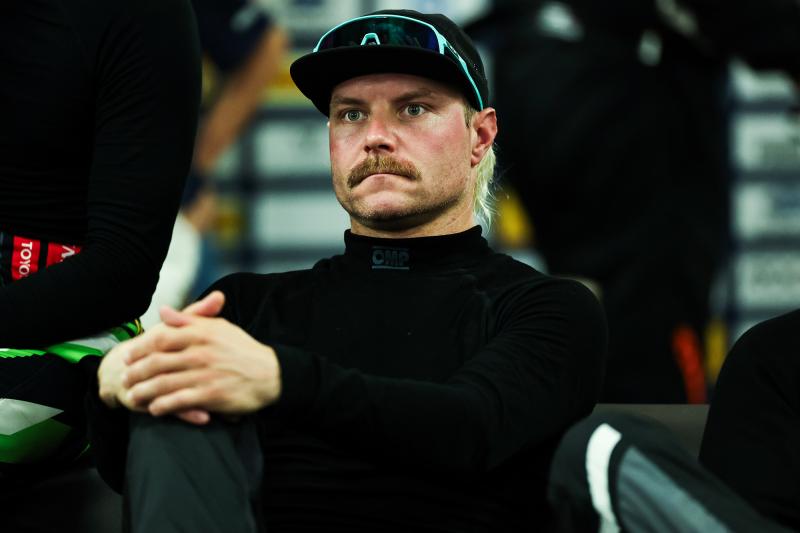 Bottas azonnal büntetéssel indítja F1-es visszatérését a Cadillackel. Az újbóli belépése a sorozatba nem csak izgalmas, hanem máris feszültséggel teli, hiszen a szabályok szigorúsága miatt nehéz helyzetbe kerül. A versenyző számára nem csak az autó teljes