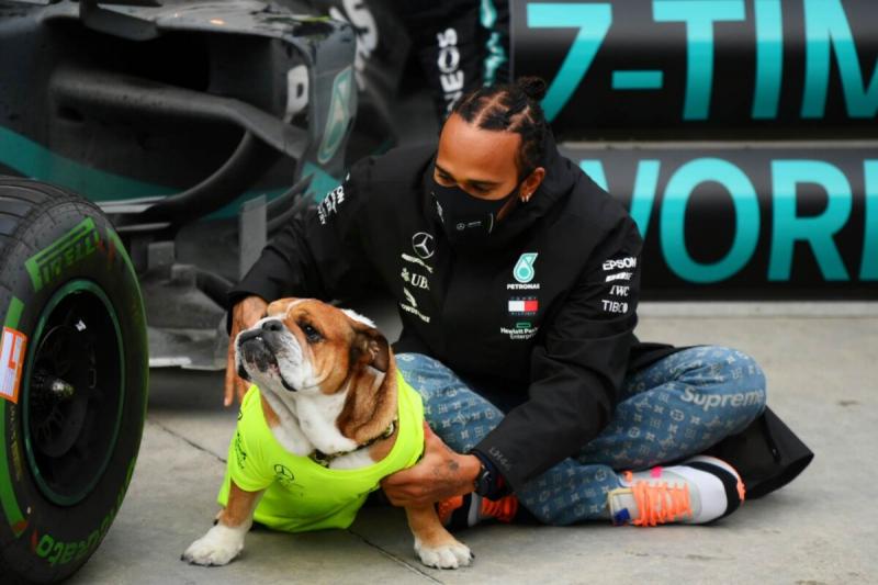 Szívfacsaró fájdalom markolja meg Lewis Hamilton lelkét, miközben mély gyászban tölti mindennapjait. A veszteség súlya óriási, és a versenyző szívében egy üres űr tátong, amelyet semmi sem pótolhat.