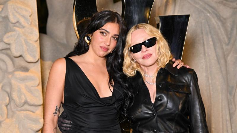 Hailey Bieber szatén bugyogóban, Madonna pedig átlátszó szoknyában tündökölt: bemutatjuk a párizsi divathét leglenyűgözőbb outfittereit - Life.