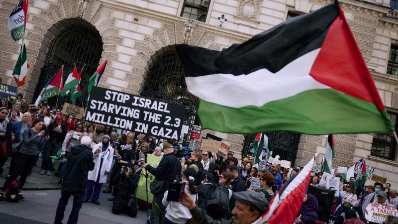 A brit belügyminiszter belefáradt a palesztinpárti demonstrációkba, és úgy döntött, hogy határozott lépéseket tesz az ilyen megmozdulások ellen.