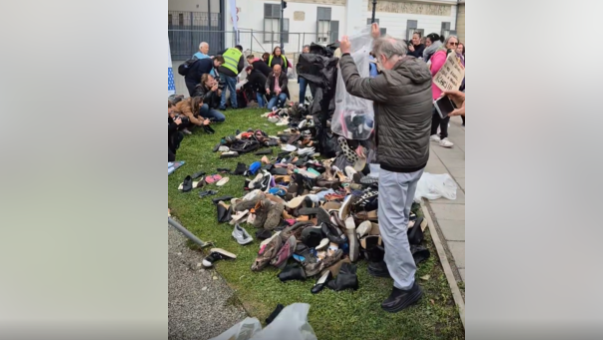 A szociális dolgozók béremelést követelve lyukas cipőket helyeztek el a Karmelita elé, ezzel hívva fel a figyelmet a munkájuk méltatlan anyagi elismerésére. A kreatív akció során a cipők szimbolikus jelentéssel bírtak, jelezve a nehézségeket, amikkel a sz