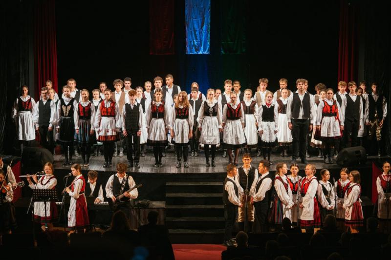 Diákok megemlékeztek az aradi vértanúkról Kézdivásárhelyen | Székelyhon

Kézdivásárhelyen fiatalok gyűltek össze, hogy tiszteletüket tegyék az aradi vértanúk előtt. Az esemény során a diákok nemcsak az 1848-49-es forradalom hőseire emlékeztek, hanem a sza
