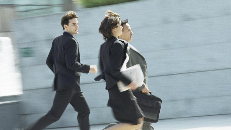 Szlovákiában új sebességkorlátozást léptetnek életbe, amely a gyalogosok biztonságát hivatott növelni. A változtatás célja, hogy a gyalogátkelőhelyek környékén csökkentse a balesetek számát, és elősegítse a közlekedés zökkenőmentességét. Az intézkedés rés