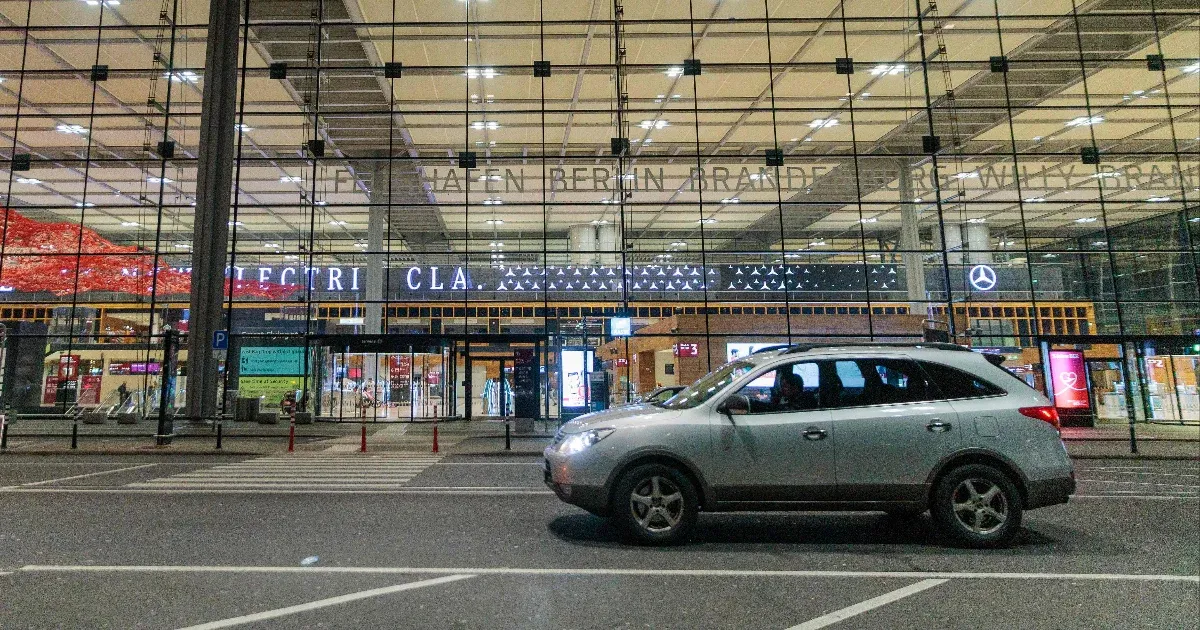 Péntek este különös esemény történt a berlini Brandenburg repülőtéren: egy drón jelent meg a légterében, ami miatt két órára le kellett állítani a forgalmat.