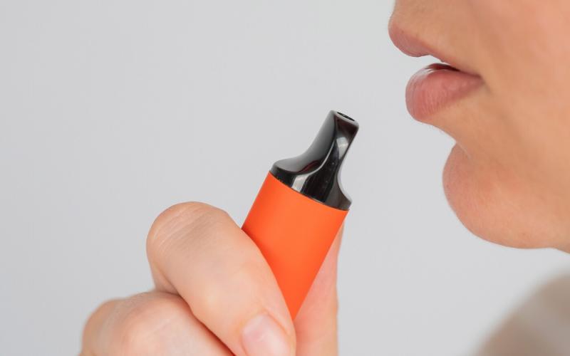 A Maldív-szigeteken bevezették a generációs dohányzási tilalmat, amely célja a fiatalok védelme és a dohányzás terjedésének megakadályozása. Ezzel a lépéssel a szigetország hosszú távú egészségügyi céljait kívánja szolgálni, biztosítva, hogy a jövő generá