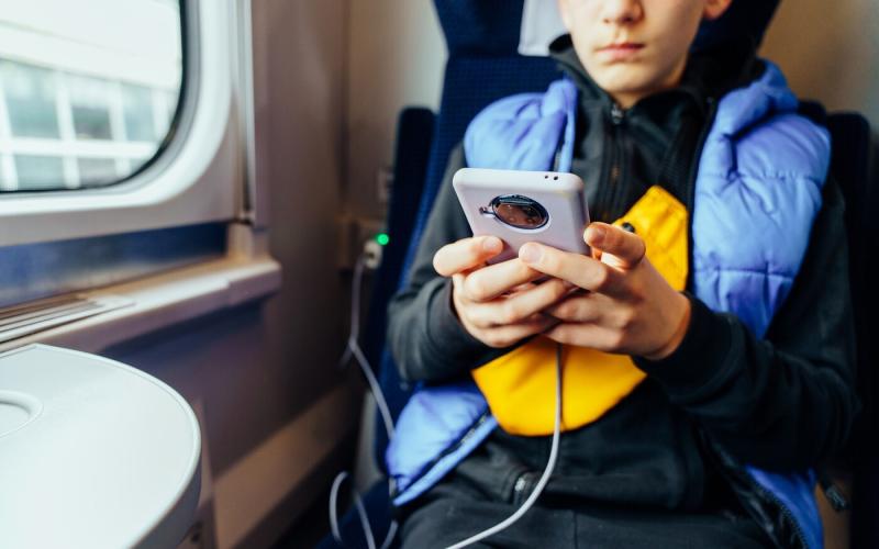 Csendesen utazva a vonaton, a táj elmosódott képei mellett, a gondolatok szabadon szárnyalnak. Az ablakon kinézve, a világ gyorsan elsuhan, miközben a szívem mélyén érzem a pillanat varázsát. Az utasok között mindenki a saját világában él, egy-egy pillant