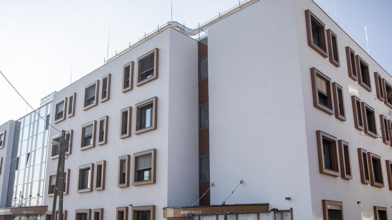 Rejtélyes körülmények között hunyt el egy főorvosnő a szegedi kórház falai között. Az eset körüli titokzatosság miatt belső vizsgálat indult, hogy tisztázzák a történteket.