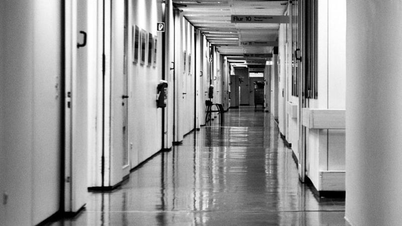 Egyre inkább felerősödnek a kérdések a főorvosnő rejtélyes halála körül, és a hatóságok jelentős erőfeszítéseket tesznek a nyomozás előmozdítása érdekében. A legfrissebb fejleményekről és a vizsgálat részleteiről videóban számolunk be.