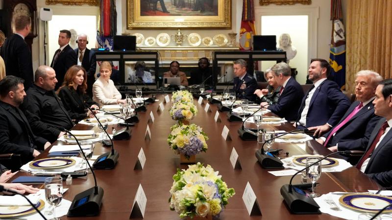 Zelenszkij három olyan tisztviselőt ültetett egy asztalhoz, akiket korrupcióval vádolnak, Trump elnökkel folytatott megbeszélés keretében.