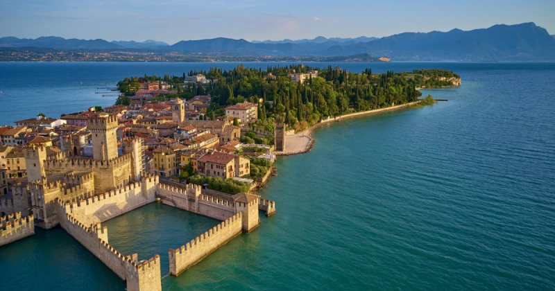 Brescia varázslatos bemutatkozása Budapesten

Brescia, Olaszország rejtett gyöngyszeme, nemrégiben megérkezett Budapestre, hogy megossza gazdag kultúráját és történelmét a magyar főváros lakóival. Az esemény során a látogatók megismerkedhettek a város hír